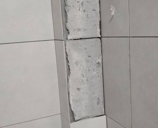 阳泉瓷砖空鼓维修公司分享下瓷砖施工前基层浇水润湿程度不足，可能导致以下问题